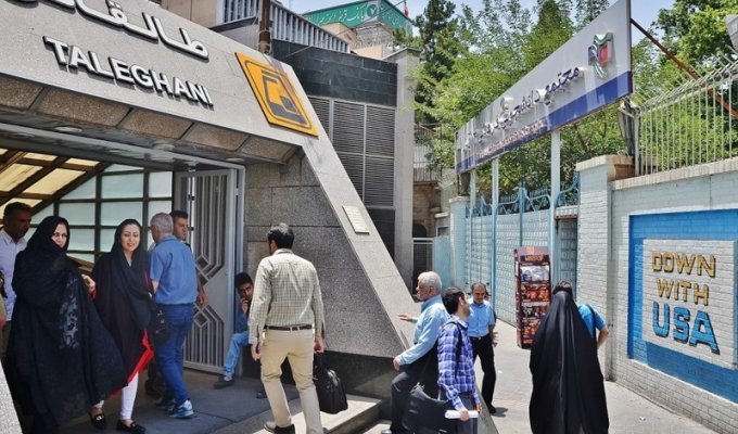 Тегеранское метро: мальчики налево, девочки направо (16 фото)