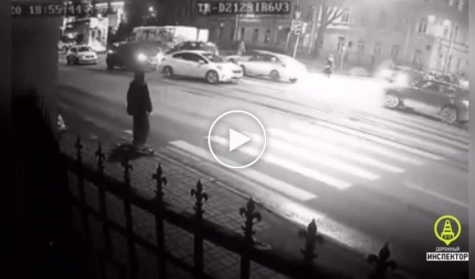 Троллейбус сбил девушку в Петербурге
