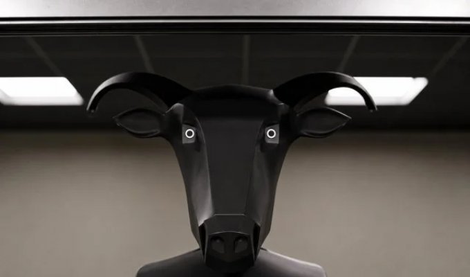 "Аццкая Сотона": двухметрового робота-кентавра с головой козла и бензопилой в руках сделали в США (5 фото)