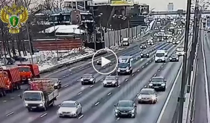 The moment of the collision on the Moscow Ring Road with two dead was caught on video