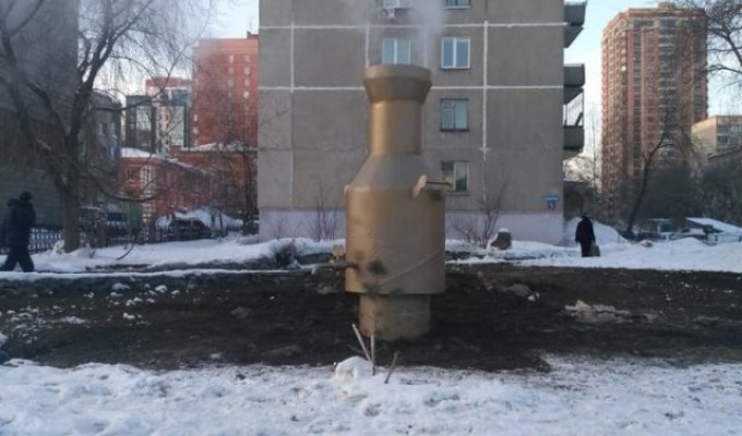 Необычные арт-объекты на теплотрассе в Новосибирске (4 фото)