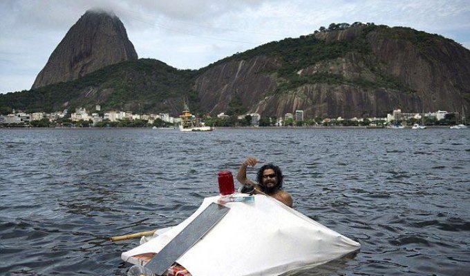 Персональная яхта: бездомный построил себе плавучий дом-палатку из найденного им мусора (6 фото)