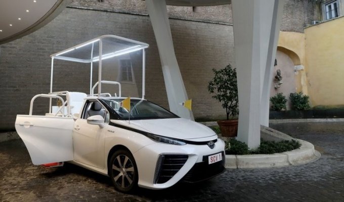 Toyota Mirai — новый экологичный автомобиль Папы Франциска (8 фото)