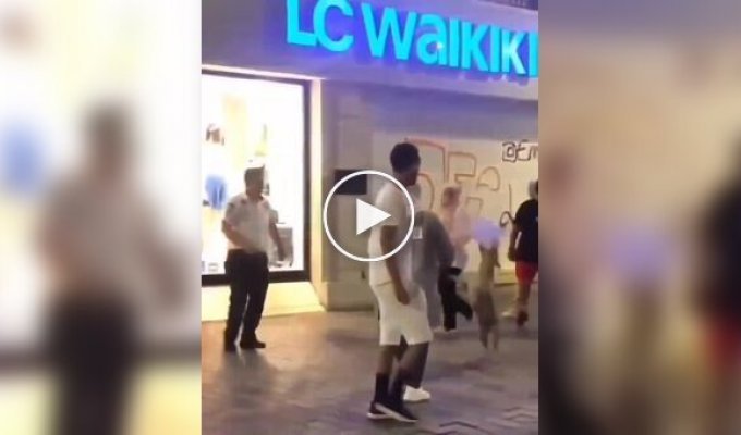 Мужчина надувает перчатку, чтобы поиграть с бездомной собакой