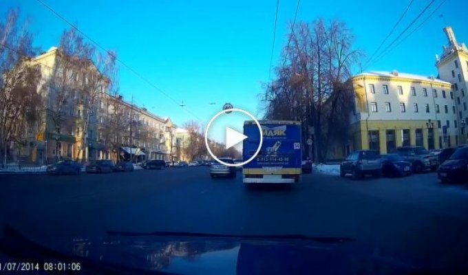 В Новосибирске эпилептик совершил массовое ДТП с припаркованными автомобилями