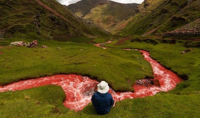 A bizarre river in Peru that becomes "bloody" every winter (9 photos + 1 video)