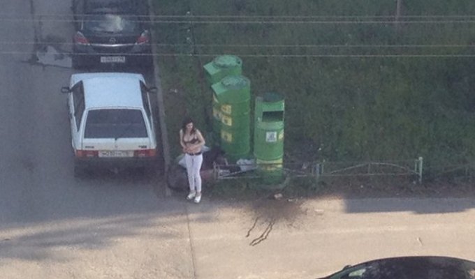 В Санкт-Петербурге контейнер сбора вещей для малоимущих привлек предприимчивую даму (6 фото)