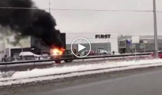 На Столичном шоссе загорелся трактор