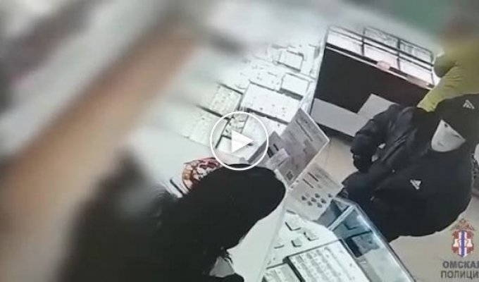 В Омську чоловік з перебинтованою головою пограбував ювелірний магазин