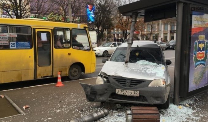 В Симферополе автомобиль врезался в остановку с людьми, избегая столкновения с другой машиной (5 фото + 1 видео)