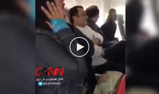 Мусульманка запела в самолете от страха