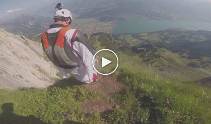 Полет в вингсьюте между горами между горами в Швейцарии