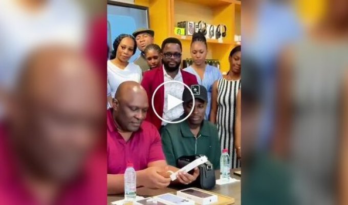 Ceremony held in Cameroon for the first owner of a new iPhone