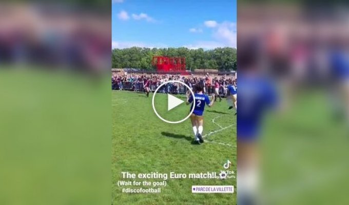 They wiggle their hips and do the splits: social networks are amused by disco football with dancing