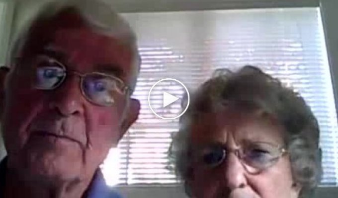 Дедушка и бабушка разбираются в веб-камере на ноутбуке
