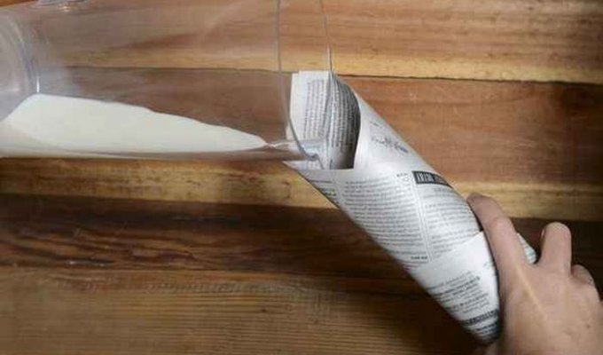 Секрет эффектного фокуса с кувшином молока и бумажным конвертом раскрыт (2 фото)