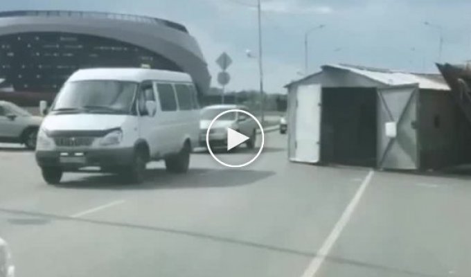 Пункт назначения в Омске: гараж вынесло ветром прямо на дорогу