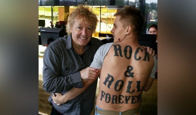 Студент из Екатеринбурга выставил на аукцион свою кожу с автографами рок-звёзд (6 фото)