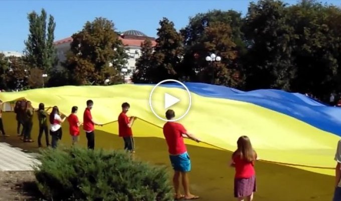 В Артемовске развернули гигантский флаг