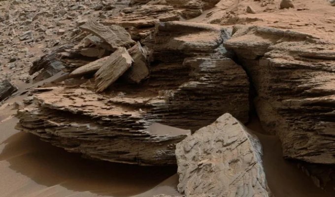 What Are Mars’ Layered Rocks Hiding? (2 Photos)