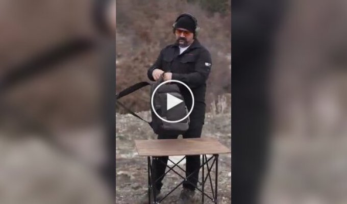 Складаний дробовик, який міститься в рюкзак