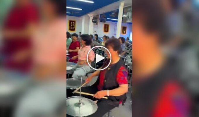 Китайские бабушки нашли отличное занятие на пенсии 