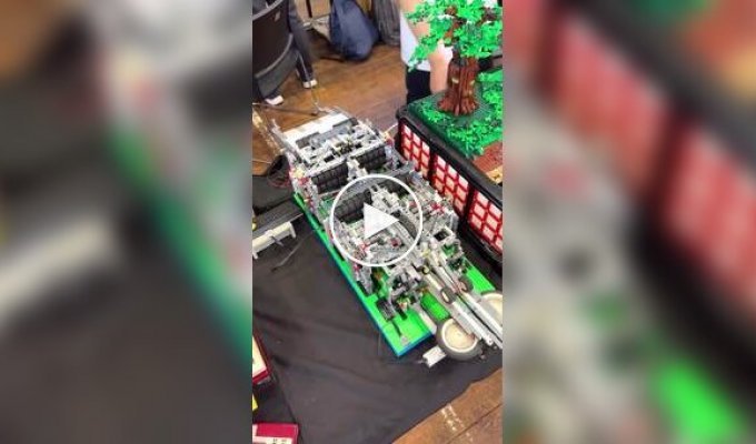 Парень собрал из LEGO машину, которая делает бумажные самолетики