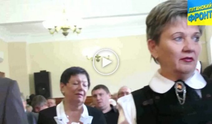 Сепаратисты Северодонецкого горсовета несмело поют Гимн Украины