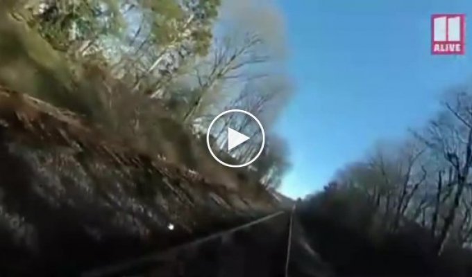 Преследовавшего подозреваемого полицейского сбил поезд