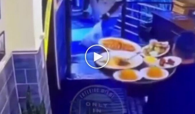 Неадекват сбил с рук официанта поднос с едой