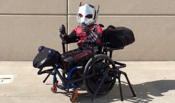 Гениальное превращение колясок детей-инвалидов в потрясные костюмы знаменитых персонажей (12 фото)