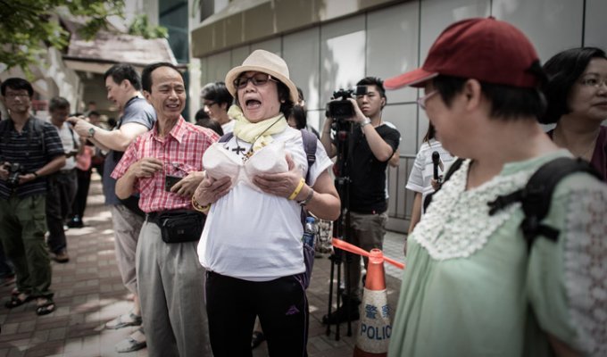 Протесты в Гонконге: 'Грудь - не оружие!' (10 фото)