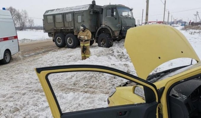 Под Рязанью автомобилистка столкнулась с военным КамАЗом (4 фото + 1 видео)