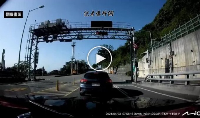 Rockfall crushes cars in Taiwan