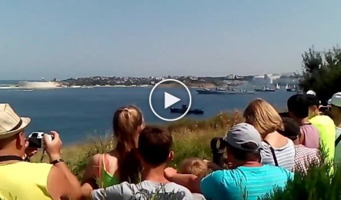 Неудачный пуск ракеты на День ВМФ Севастополь (26 июля 2015)