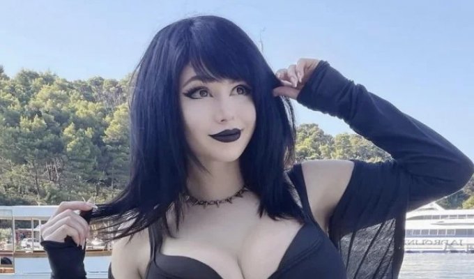 Streamer Pinkchyu (Lynne Lamar)—Even Drake Started Barking for These Curves (16 Photos + 2 Videos)