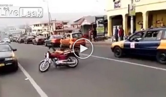 Невероятные трюки мотоциклиста