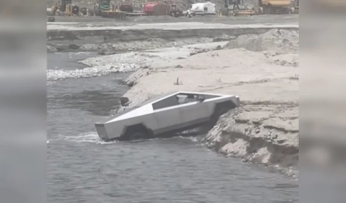 Tesla Cybertruck stuck trying to cross a shallow river (3 photos + 1 video)