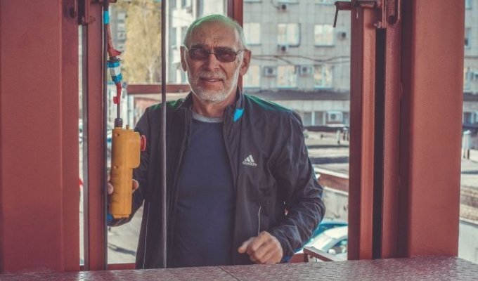 Челябинский пенсионер построил лифт для внуков-инвалидов (6 фото)