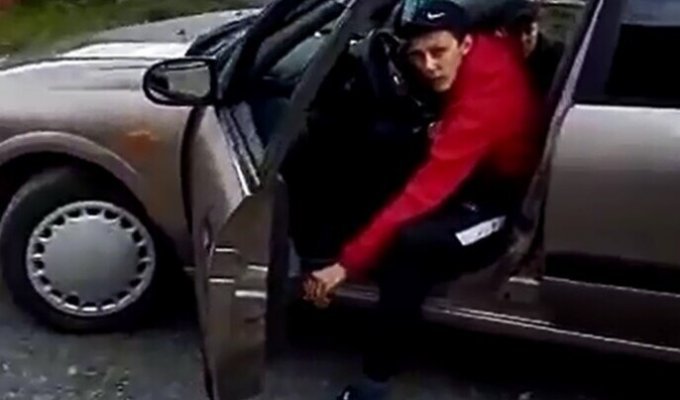 Двое таксистов пытались затащить школьниц в машину (3 фото + 1 видео)