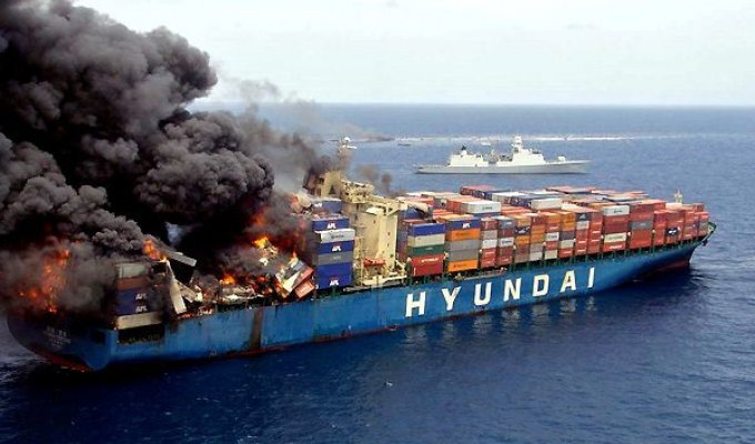 у берегов Йемена горел контейровоз (7 фотографий)