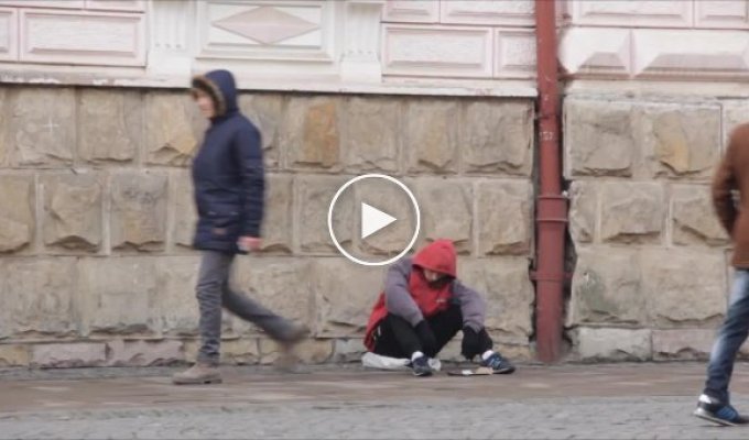 Бездомного грабят. Социальный эксперимент