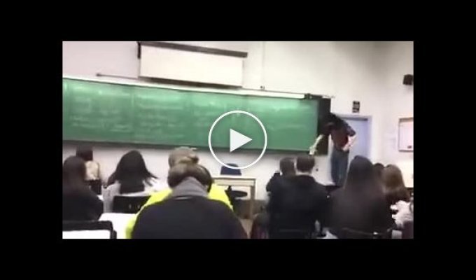 Учитель, который любит метал и показывает это студентам