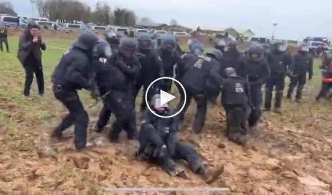 Немецкие полицейские попытались разогнать очередной протест у деревеньки Лютцерат