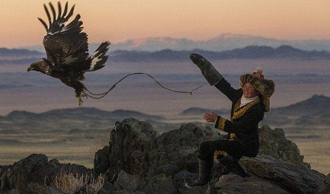 Орла на лету остановит: бесстрашная 13-летняя казашка на охоте (5 фото)