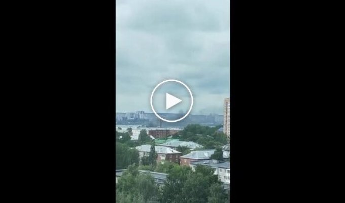 Российский Ижевск в 1300 километрах от Украины атаковали дроны. В городе раздаются взрывы, выстрелы и горит предприятие