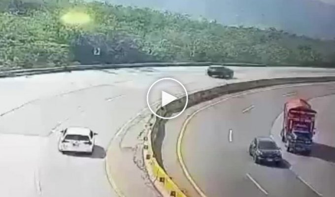 В Пакистане перевернулся пассажирский автобус