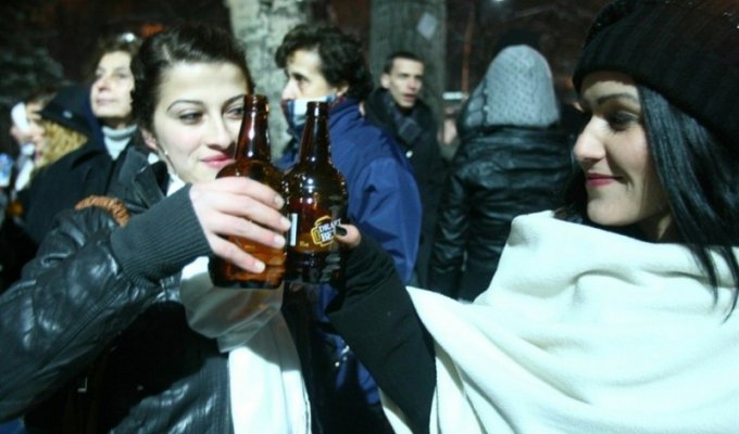 Алкогольный флешмоб в турецкой столице (9 фото)