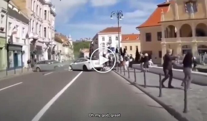 Автопилот Tesla врезался во встречный автомобиль, чтобы не наехать на пешехода