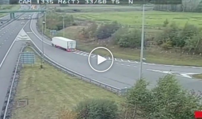 Литовский водитель шокировал британских полицейских своим маневром на фуре